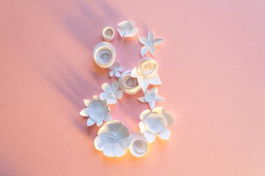 8 Mart kadınlar günü kartı ile beyaz kağıt çiçekler