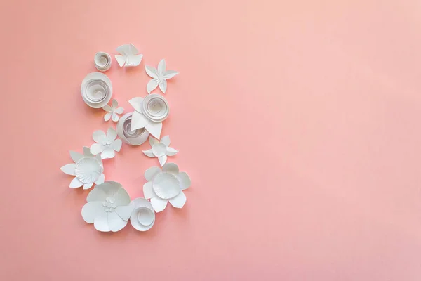 8 de março Cartão de Dia da Mulher com flores de papel branco — Fotografia de Stock
