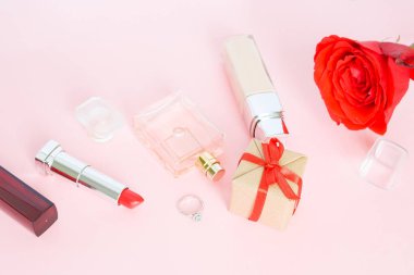 düz erkek yatıyordu