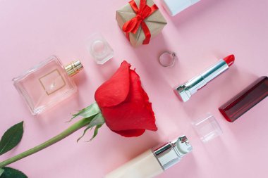 düz erkek yatıyordu