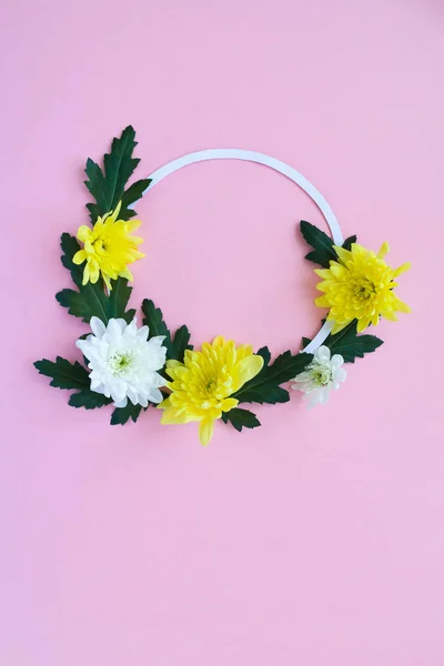 Cornice rotonda. crisantemi bianchi e gialli su fondo rosa pallido — Foto Stock