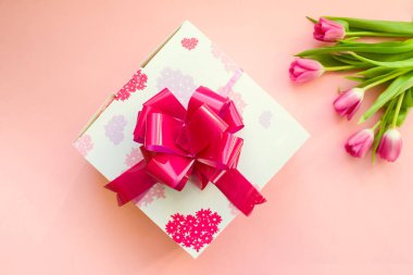 pembe kurdele ve pembe bir arka plan üzerinde Pembe Lale ile hediye