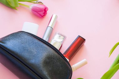 düz erkek yatıyordu