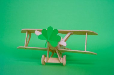St Patrick's day, uçak şans Shamrock yeşil bir arka plan üzerinde