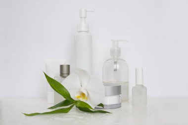 Beyaz bir arka plan üzerinde beyaz Kozmetik Şişeler