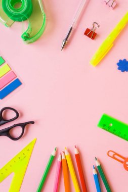 ileti örneği düz soluk pembe arka plan üzerinde yatıyordu