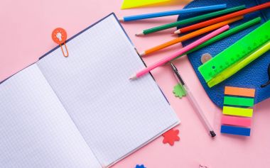 Açık yazma kitap ve okul araçları