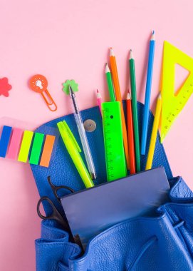Pembe mavi sırt çantası ile okul malzemeleri