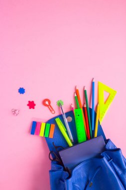 Pembe mavi sırt çantası ile okul malzemeleri