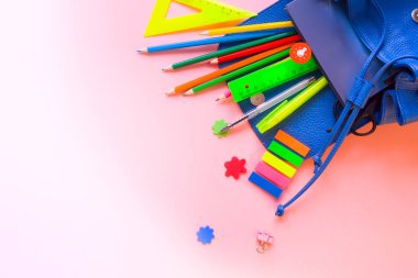 Pembe mavi sırt çantası ile okul malzemeleri