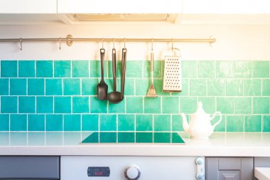 Mutfak koyu gri düz açık dolapları Beyaz Kuvars mutfak tezgahı ve parlak mavi bakım kiremit ile eşleştirilmiş özellikleri.