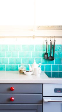 Mutfak koyu gri düz açık dolapları Beyaz Kuvars mutfak tezgahı ve parlak mavi bakım kiremit ile eşleştirilmiş özellikleri.