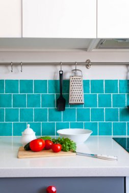 Mutfak koyu gri düz açık dolapları Beyaz Kuvars mutfak tezgahı ve parlak mavi bakım kiremit ile eşleştirilmiş özellikleri.