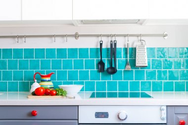 Mutfak koyu gri düz açık dolapları Beyaz Kuvars mutfak tezgahı ve parlak mavi bakım kiremit ile eşleştirilmiş özellikleri.