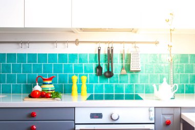 Mutfak koyu gri düz açık dolapları Beyaz Kuvars mutfak tezgahı ve parlak mavi bakım kiremit ile eşleştirilmiş özellikleri.