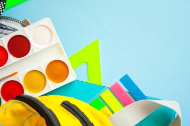 ileti örneği düz mavi arka plan üzerinde yatıyordu