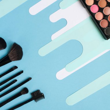 düz erkek yatıyordu