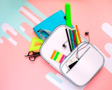 Yaratıcı okul çantası ile okul Kırtasiye kağıt. Yakın çekim.