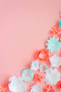 çerçeve rengi farklı kağıt çiçekler ile