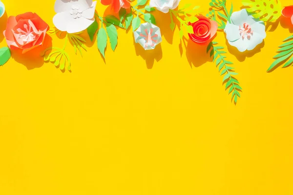 Cornice con fiori di carta di colore diverso — Foto Stock