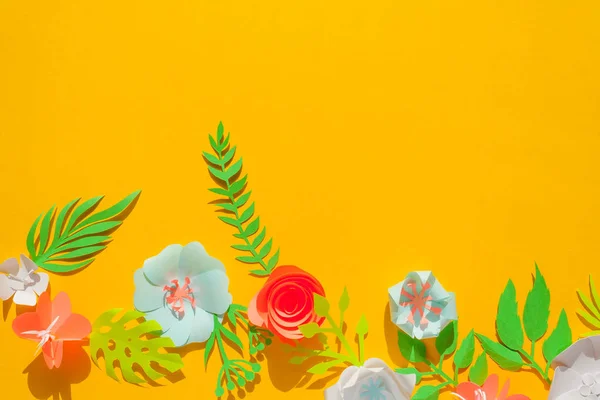 Marco con diferentes flores de papel de color — Foto de Stock