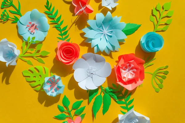 Cornice con fiori di carta di colore diverso — Foto Stock