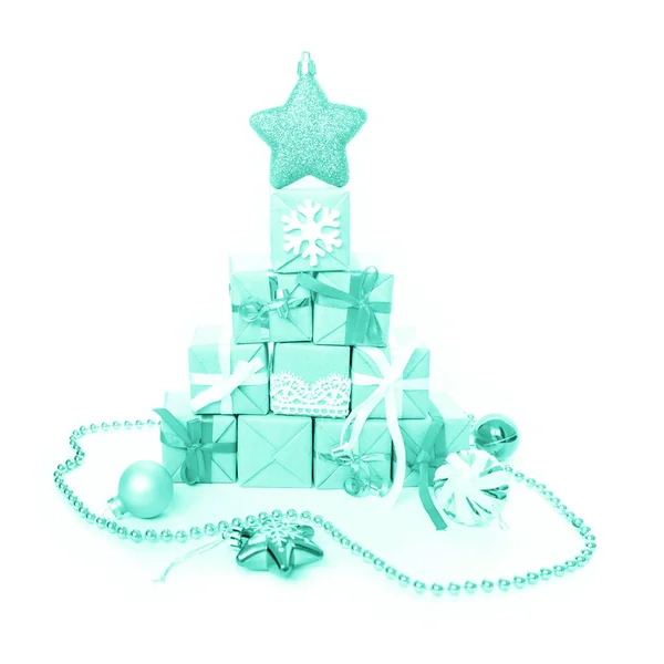 Julgran av färgglada presenter och gåvor. — Stockfoto