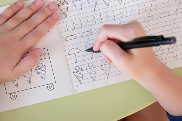 5 years old child writes the recipe at the table — Stock Photo, Image