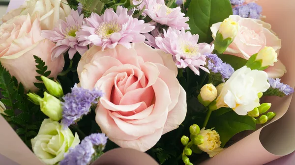 Букет Цветочный фон, различные розы и хризантема — стоковое фото