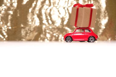 Soyut parıltılı ışıkların karartması. Altın ve beyaz. Odaklan..