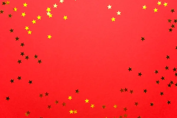 Boże Narodzenie lub Nowy Rok tło dekoracji: złote gwiazdy na czerwonym tle — Zdjęcie stockowe