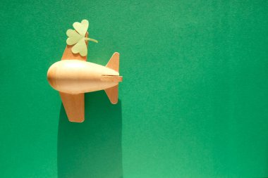 St Patrick's day, uçak şans Shamrock yeşil bir arka plan üzerinde
