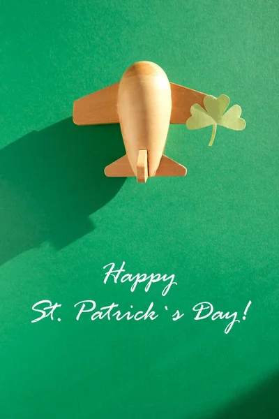 День Святого Патрика, самолет удачи Shamrock на зеленом фоне — стоковое фото