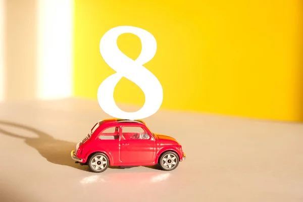 O carro vermelho tem o número 8. Tendência das sombras. Conceito de Março — Fotografia de Stock