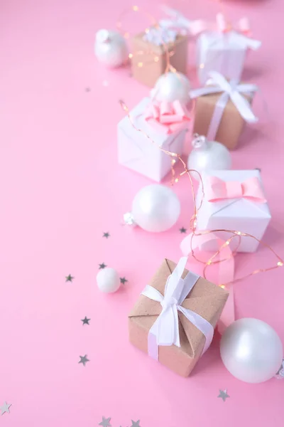 Fondo de Navidad con decoraciones y cajas de regalo sobre fondo rosa — Foto de Stock