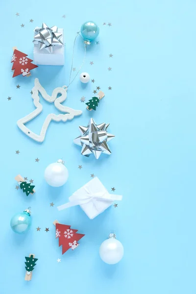 Karácsonyi háttér dekorációk és díszdobozok a kék háttér — Stock Fotó