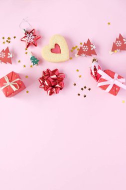 Pembe arka plan üzerinde süslemeleri ve hediye kutuları ile Noel arka plan