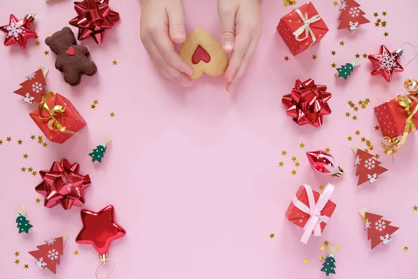 Karácsonyi háttér dekorációk és díszdobozok a rózsaszín háttér — Stock Fotó