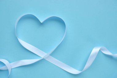 Kalp şeklinde beyaz kurdele.