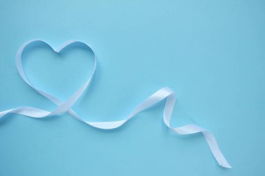 Kalp şeklinde beyaz kurdele.