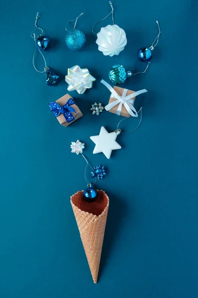 Gofri tölcsér karácsonyi elemekkel, kék háttérrel. Üdülési koncepció. — Stock Fotó