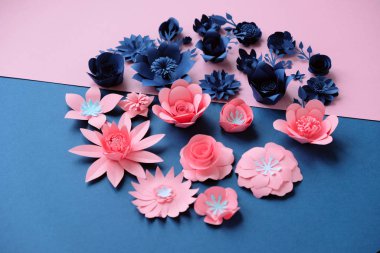 Mavi arka planda mavi kağıt çiçekler. Kağıttan kesme.