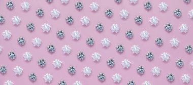 Pembe arka plan üzerinde süslemeleri ve hediye kutuları ile Noel arka plan