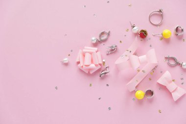 Pembe arka planda kadın aksesuarları. Kadın konsepti
