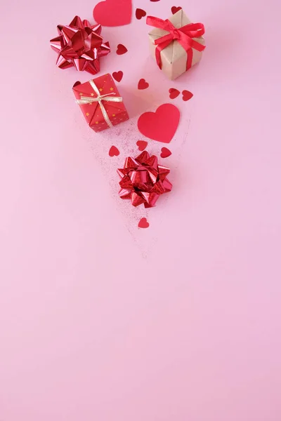 Cono de gofre con elemento de San Valentín sobre fondo rosa. Concepto de vacaciones . — Foto de Stock