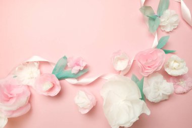 Gül arka planında kağıt çiçekli tebrik kartı.