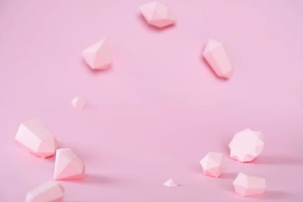 Polygonale Diamanten aus Papier auf rosa Hintergrund — Stockfoto