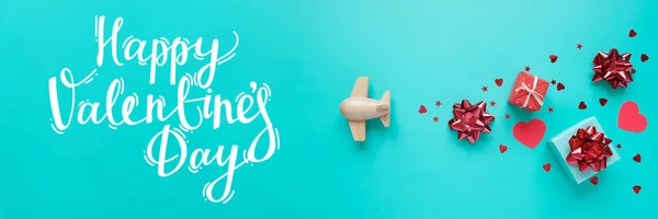 Pequeño avión de juguete de madera con suerte con elemento de San Valentín — Foto de Stock