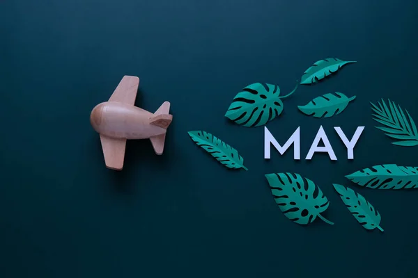 Små trä leksak flygplan tur av maj — Stockfoto
