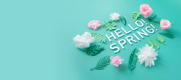 Hallo, lente Met witte en rose papieren bloemen — Stockfoto